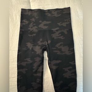 SPANX Look At Me Now Seamless Leggings in Black Camo